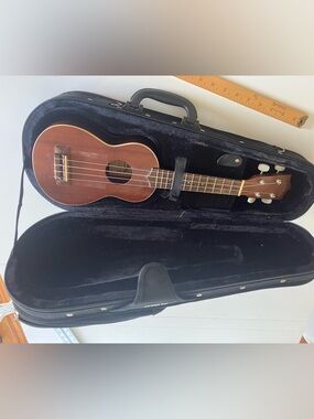 Wood Tone Ukulele with Hard Case